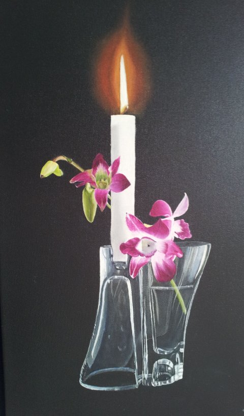 Lys og orkide i glasvase